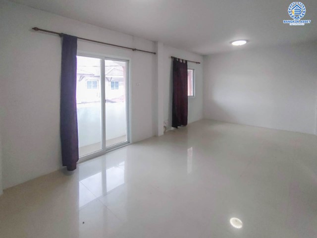 *****ทาวน์เฮ้าส์มือสองย่านกรุงเทพมหานคร ม.มณฑล7 เลียบคลองทวีวัฒนา #หลังมุม เนื้อที่กว้างมากถึง 24.5 ตร.ว. ฟังก์ชัน 4 ห้องนอน 2 ห้องน้ำ 1 ที่จอดรถ แถมฟรี! 2 เครื่องปรับอากาศ บนทำเลเดินทางสะดวก ใกล้รถไฟฟ้าสายสีน้ำเงิน "สถานีหลักสอง"…